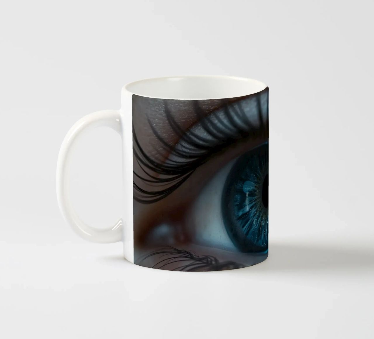 Vue rapprochée d'un œil bleu mettant en évidence des détails complexes mug en céramique de DesignDoodle