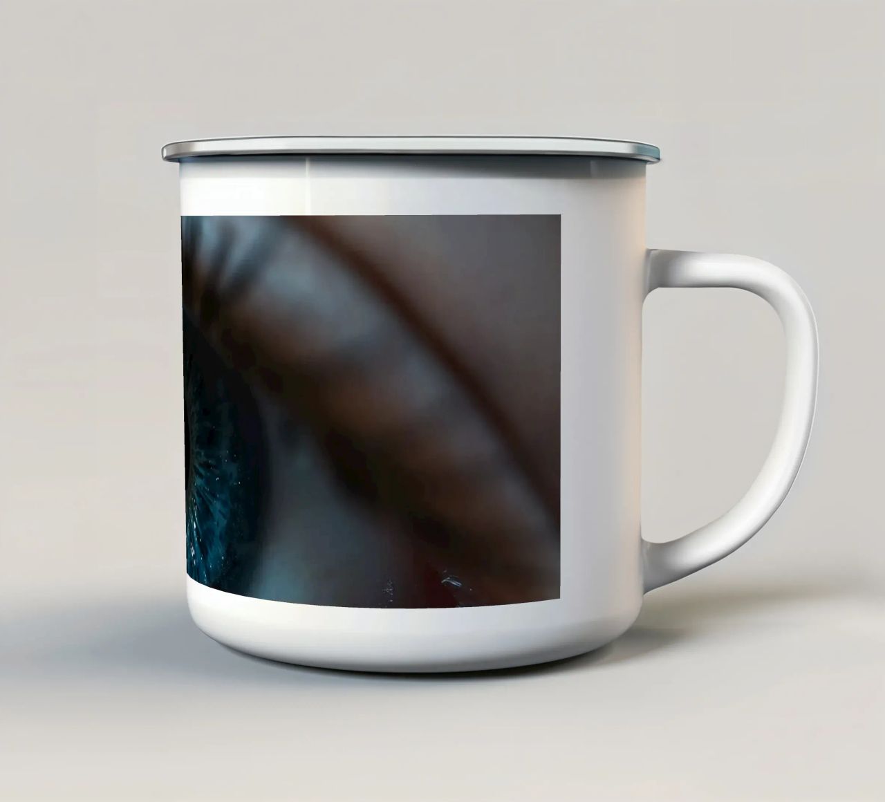 Vue rapprochée d'un œil bleu mettant en évidence des détails complexes mug en émail de DesignDoodle