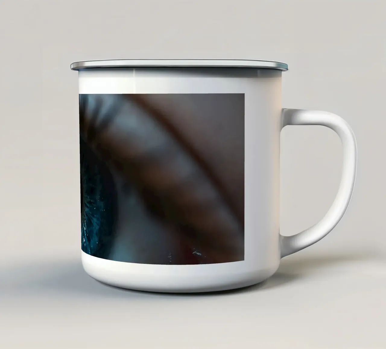 Vue rapprochée d'un œil bleu mettant en évidence des détails complexes mug en émail de DesignDoodle