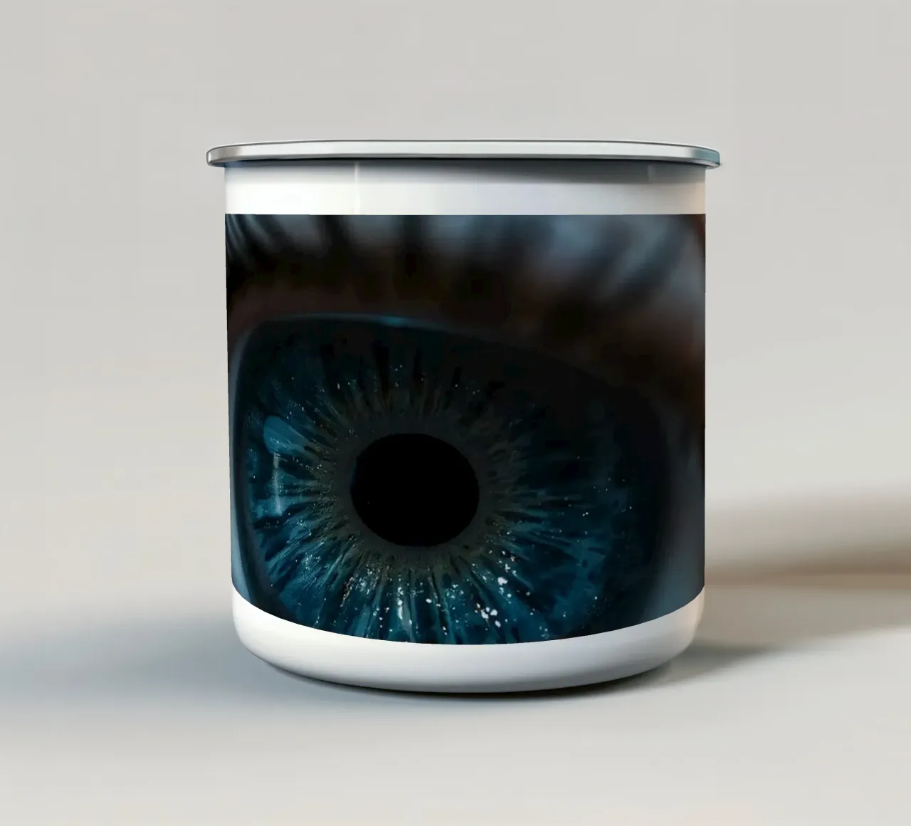 Vue rapprochée d'un œil bleu mettant en évidence des détails complexes mug en émail de DesignDoodle