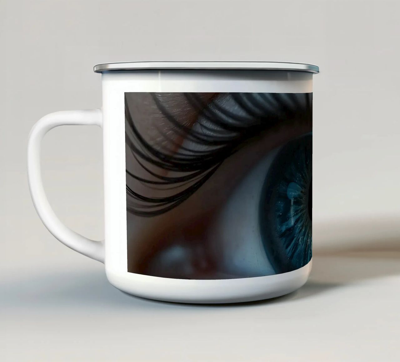 Vue rapprochée d'un œil bleu mettant en évidence des détails complexes mug en émail de DesignDoodle