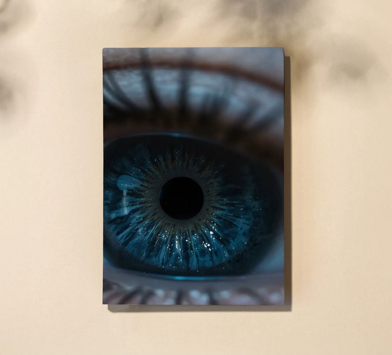 Vue rapprochée d'un œil bleu mettant en évidence des détails complexes carnet de notes de DesignDoodle