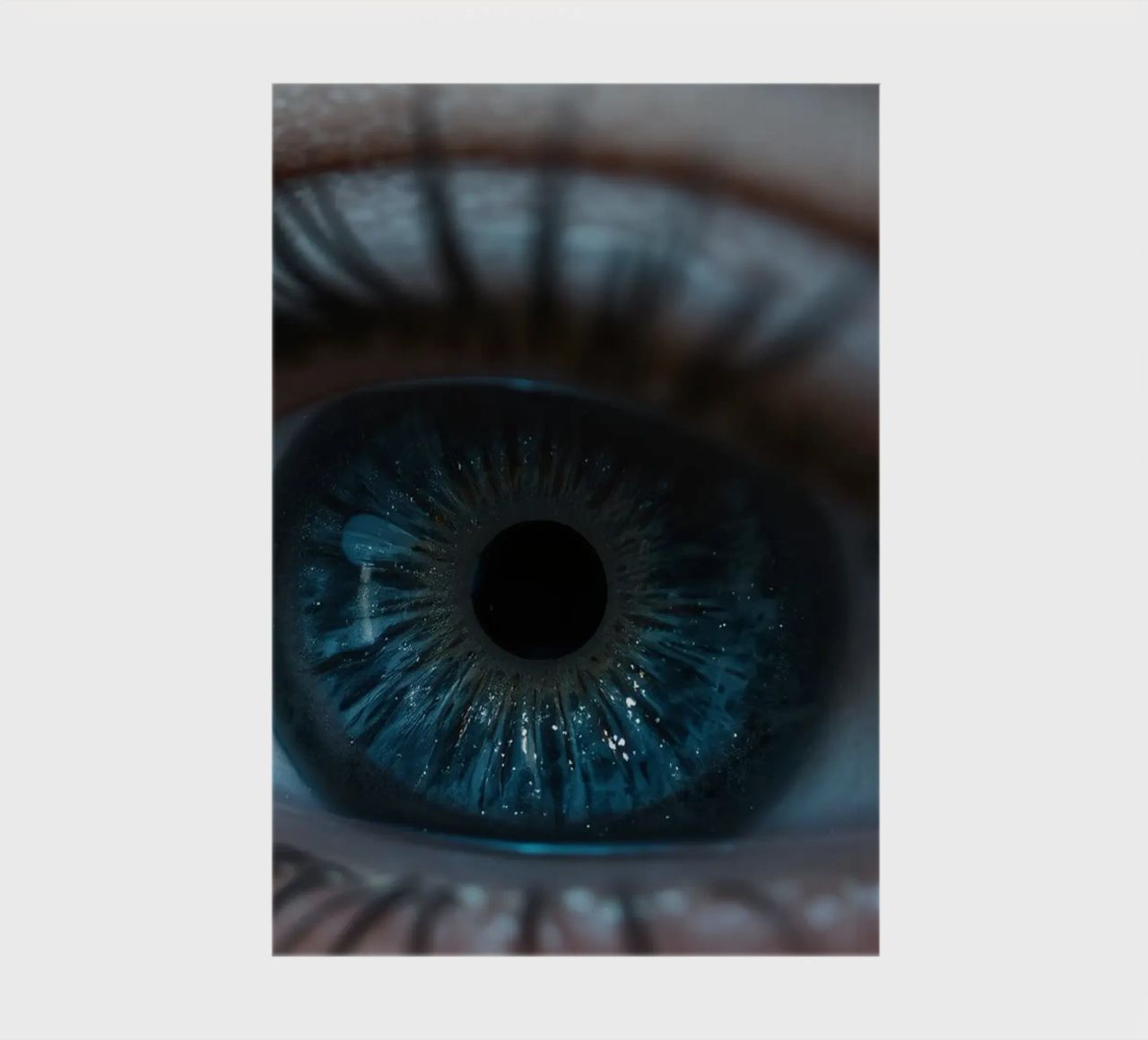 Vue rapprochée d'un œil bleu mettant en évidence des détails complexes carnet de notes de DesignDoodle