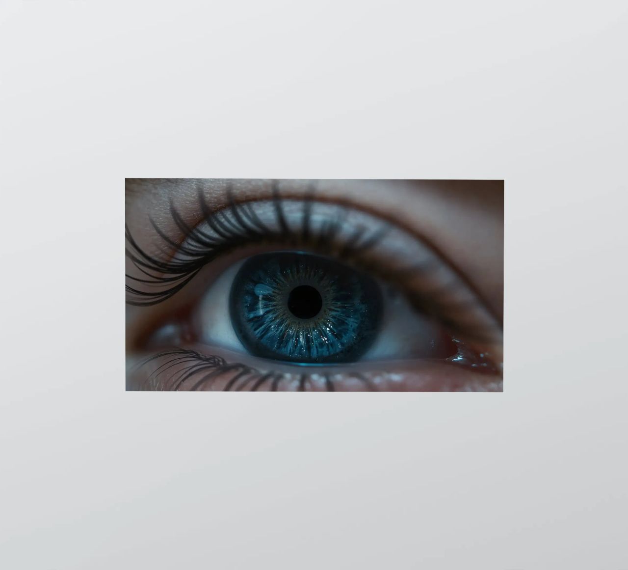 Vue rapprochée d'un œil bleu mettant en évidence des détails complexes autocollant de DesignDoodle
