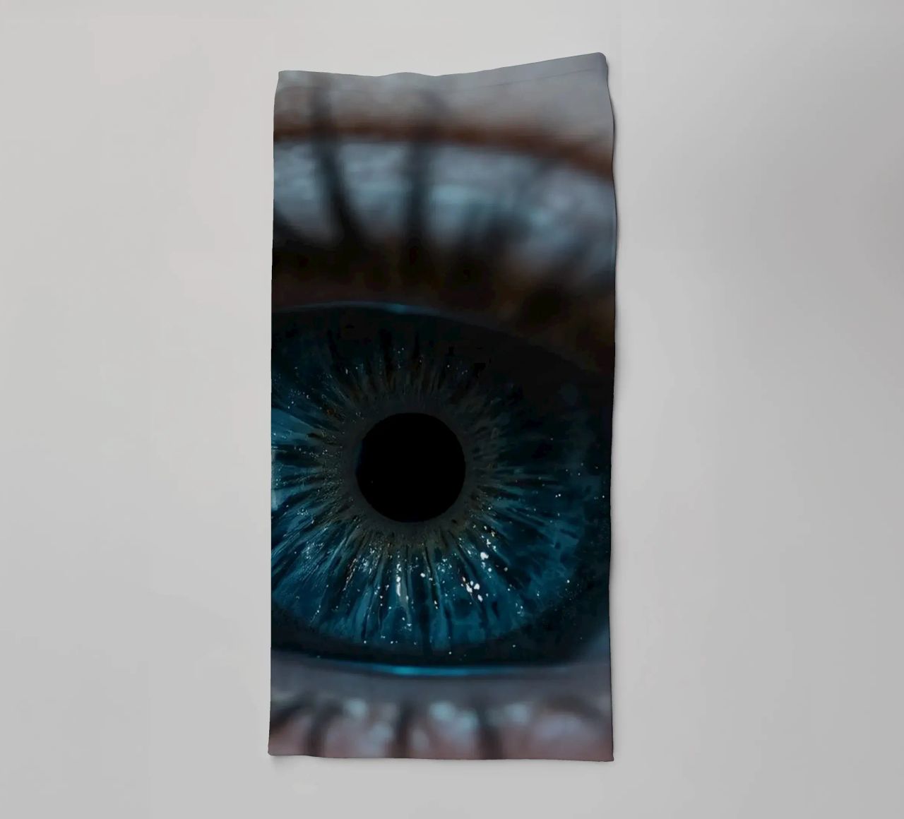 Vue rapprochée d'un œil bleu mettant en évidence des détails complexes serviette de bain de DesignDoodle