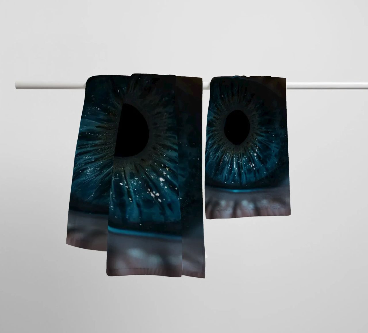 Vue rapprochée d'un œil bleu mettant en évidence des détails complexes serviette de bain de DesignDoodle