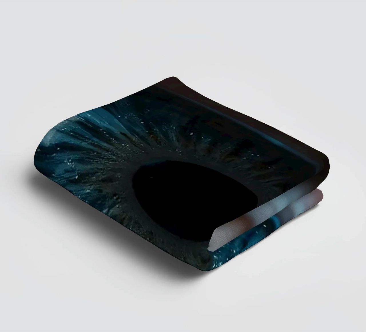 Vue rapprochée d'un œil bleu mettant en évidence des détails complexes serviette de bain de DesignDoodle