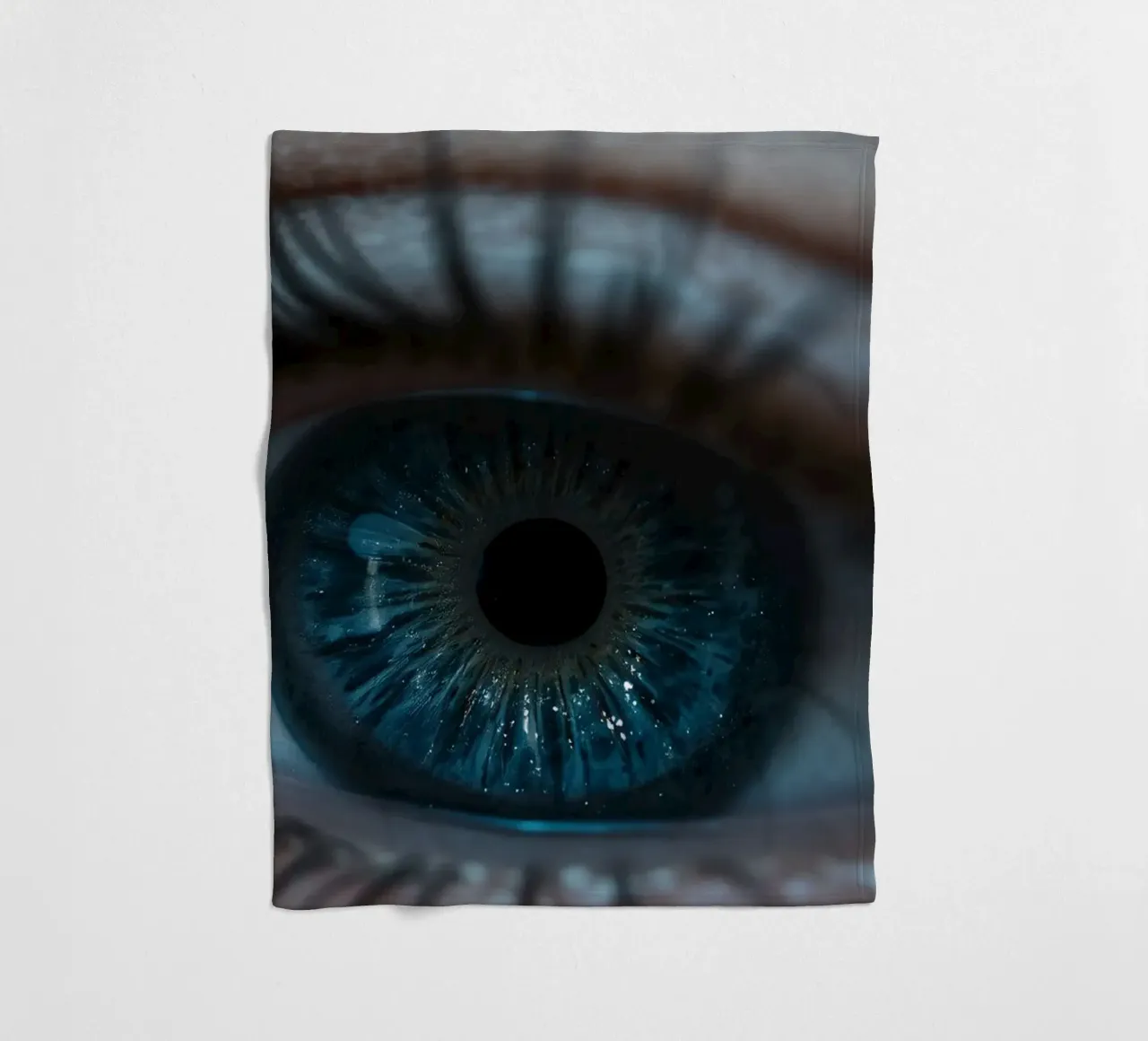 Vue rapprochée d'un œil bleu mettant en évidence des détails complexes plaid polaire de DesignDoodle