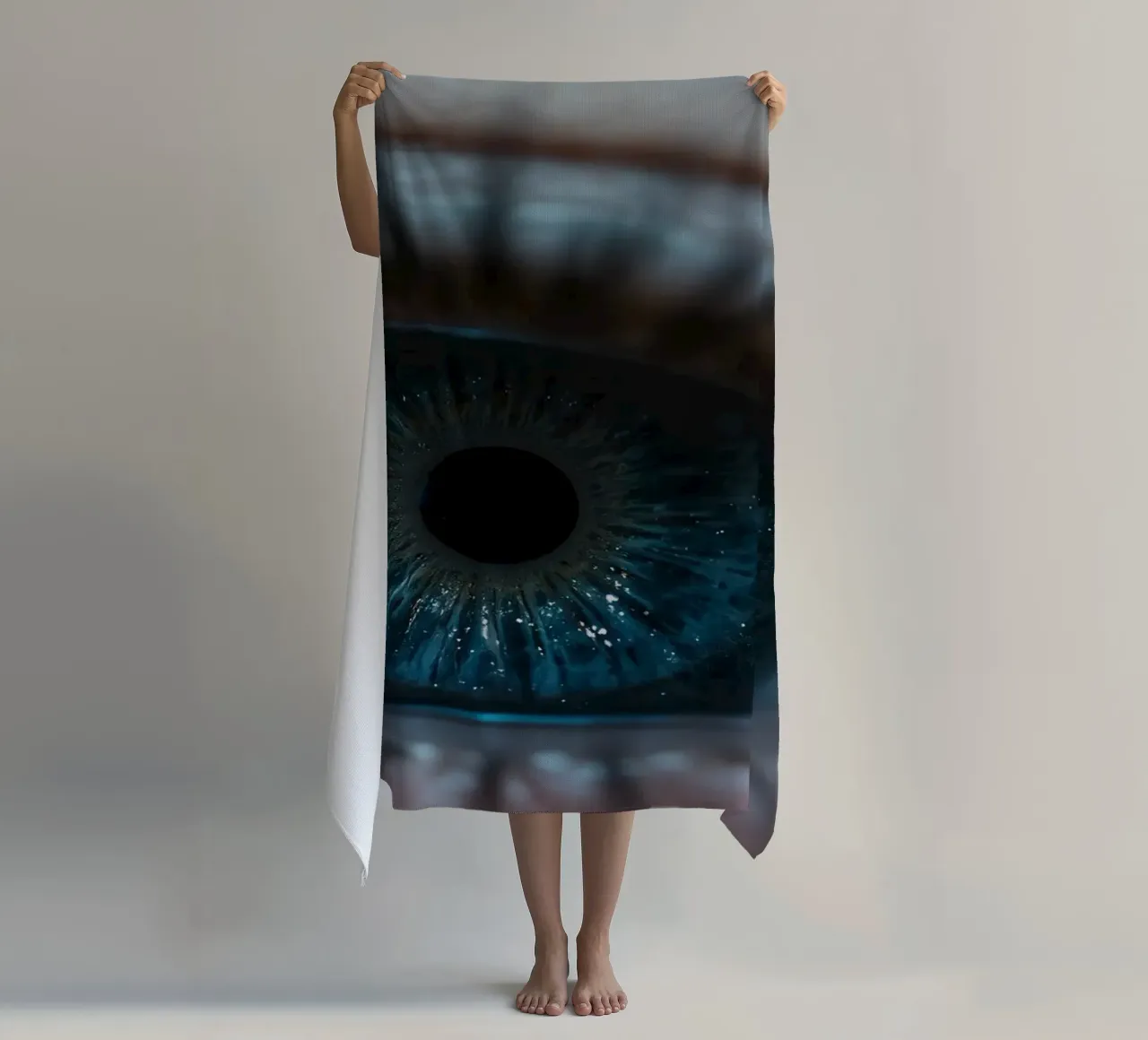 Eine Nahaufnahme eines blauen Auges, die komplizierte Details hervorhebt Strandtuch von DesignDoodle