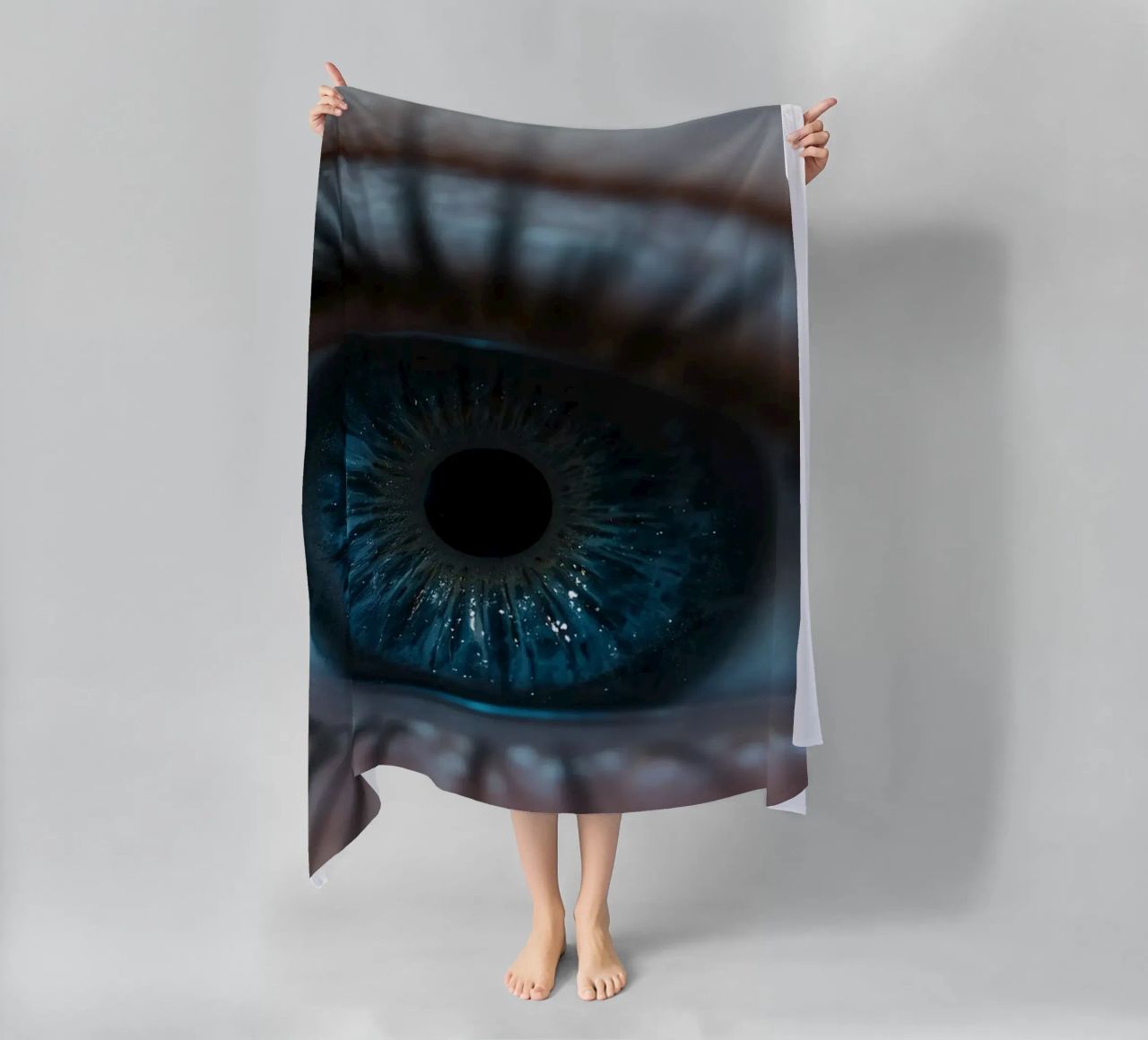 Vue rapprochée d'un œil bleu mettant en évidence des détails complexes serviette de plage de DesignDoodle