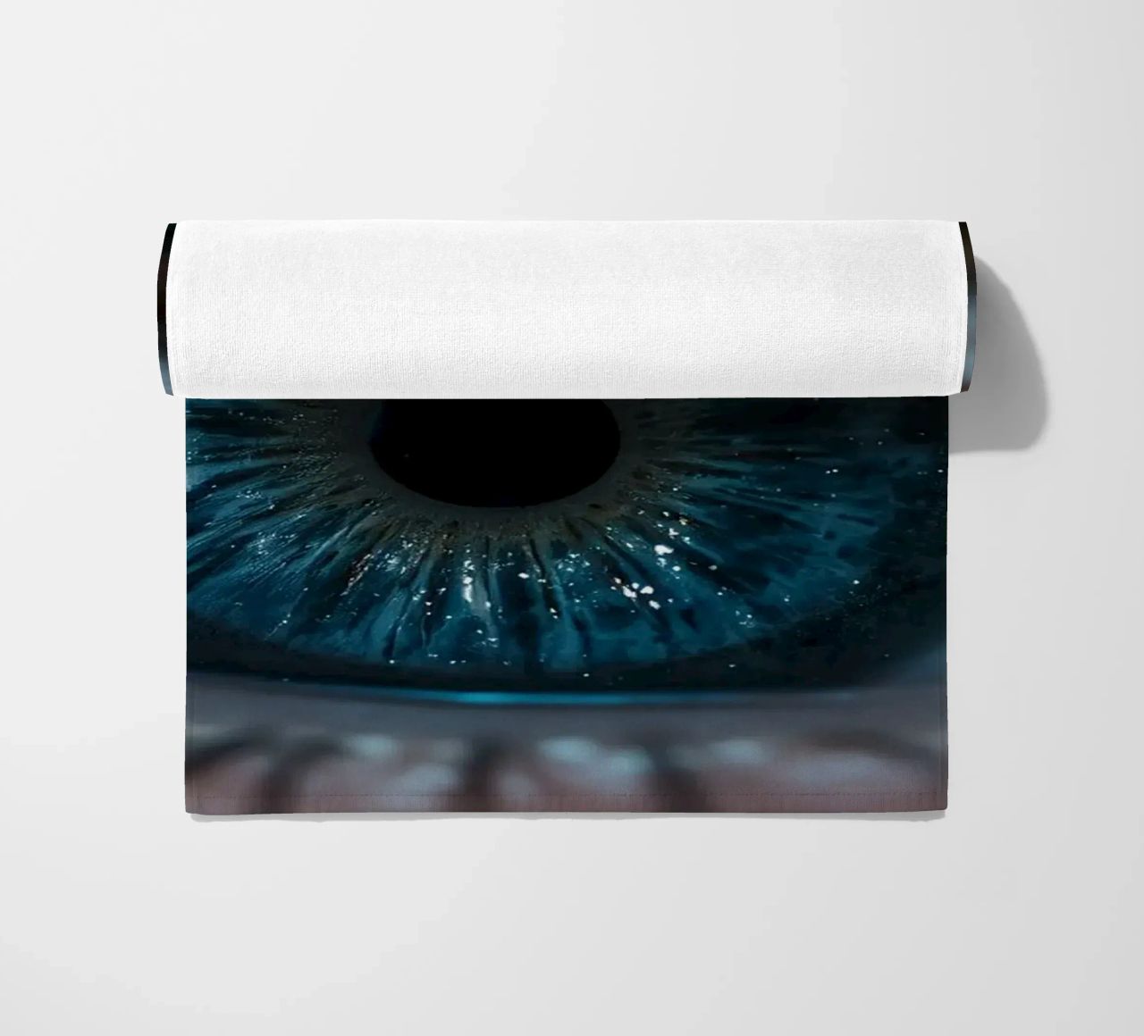 Vue rapprochée d'un œil bleu mettant en évidence des détails complexes serviette de plage de DesignDoodle