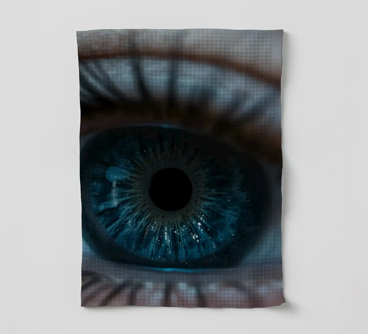 Vue rapprochée d'un œil bleu mettant en évidence des détails complexes torchon de DesignDoodle