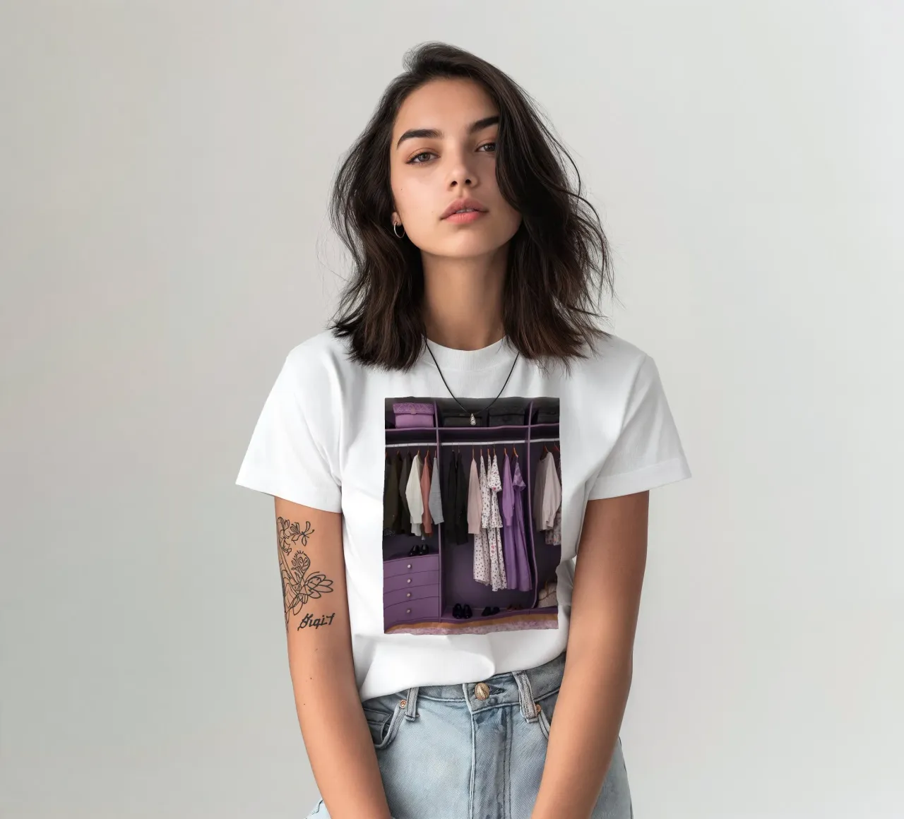 Armadio organizzato con abiti appesi, contenitori per la conservazione t-shirt da DesignDoodle
