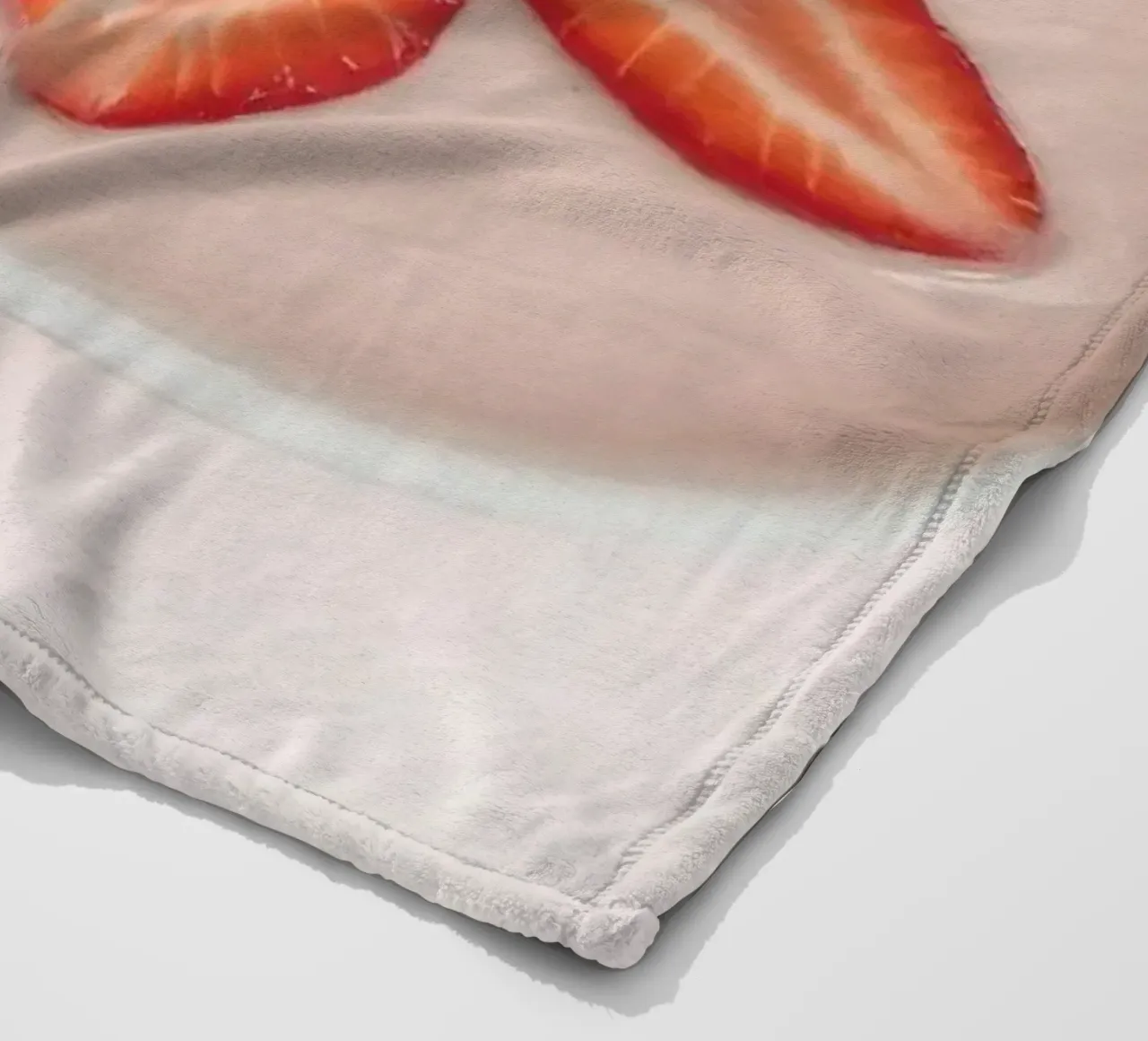 Fragole e lamponi freschi serviti in una ciotola di panna coperta in pile da DesignDoodle
