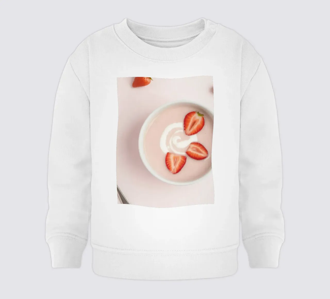 Fragole e lamponi freschi serviti in una ciotola di panna felpa neonato da DesignDoodle