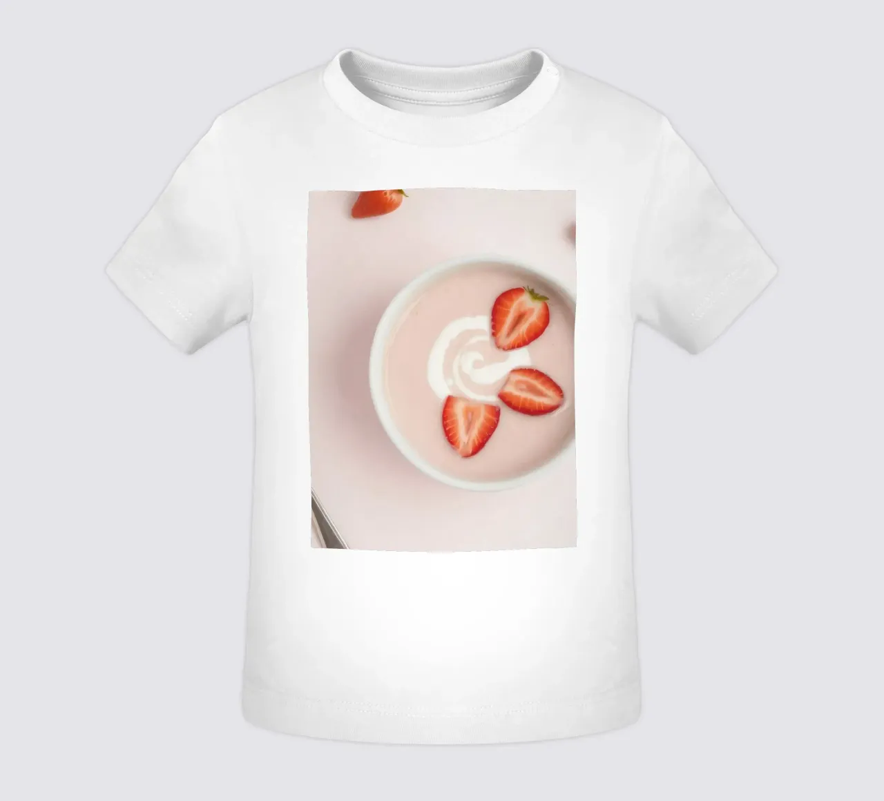 Fragole e lamponi freschi serviti in una ciotola di panna maglietta neonato da DesignDoodle