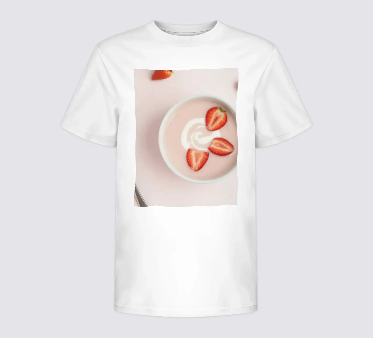 Fragole e lamponi freschi serviti in una ciotola di panna t-shirt bambini da DesignDoodle