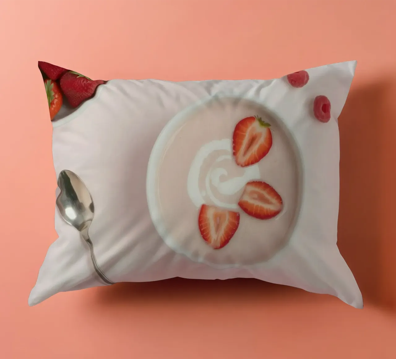 Fragole e lamponi freschi serviti in una ciotola di panna cuscino da DesignDoodle