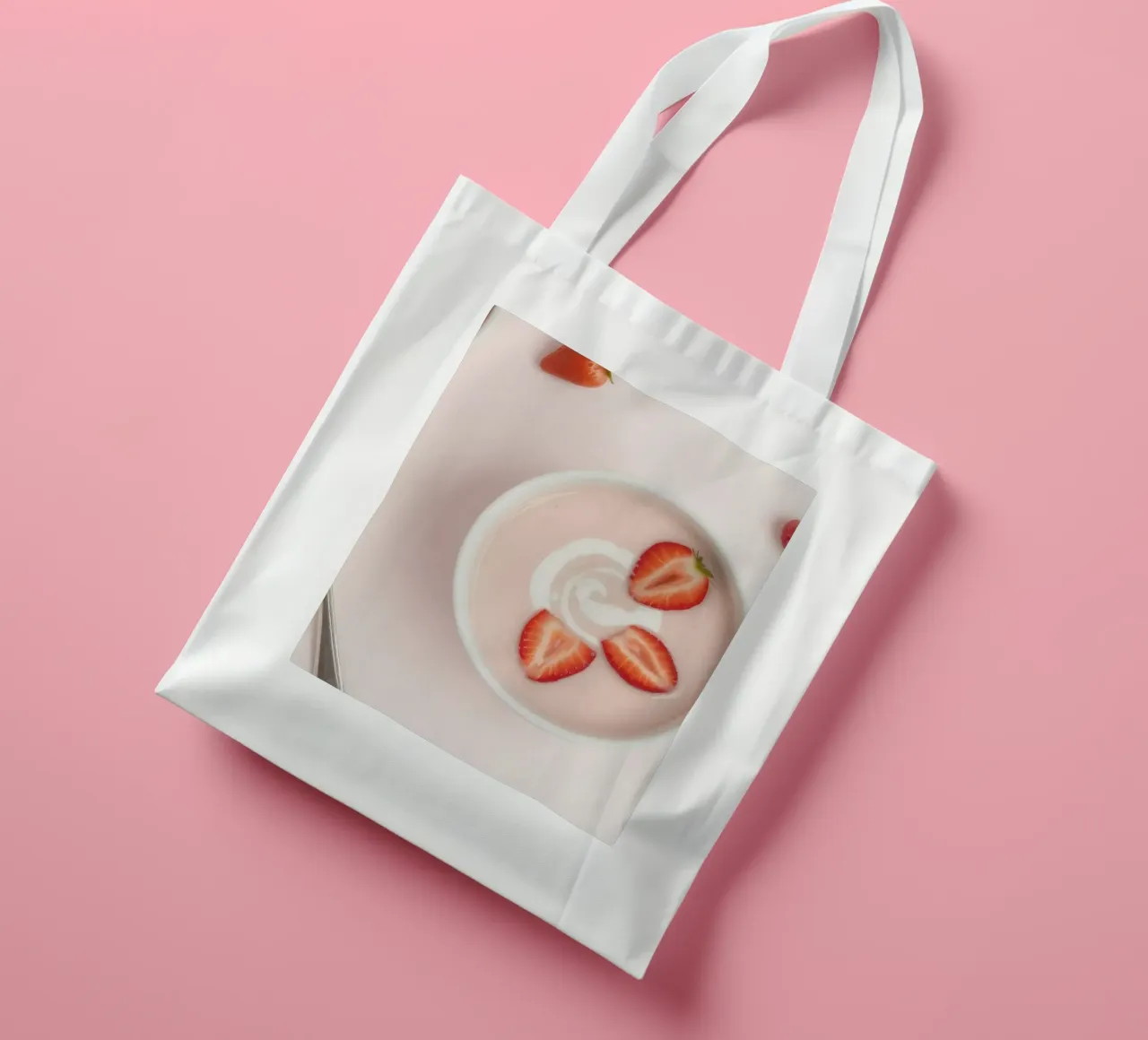 Fragole e lamponi freschi serviti in una ciotola di panna borsa in juta da DesignDoodle