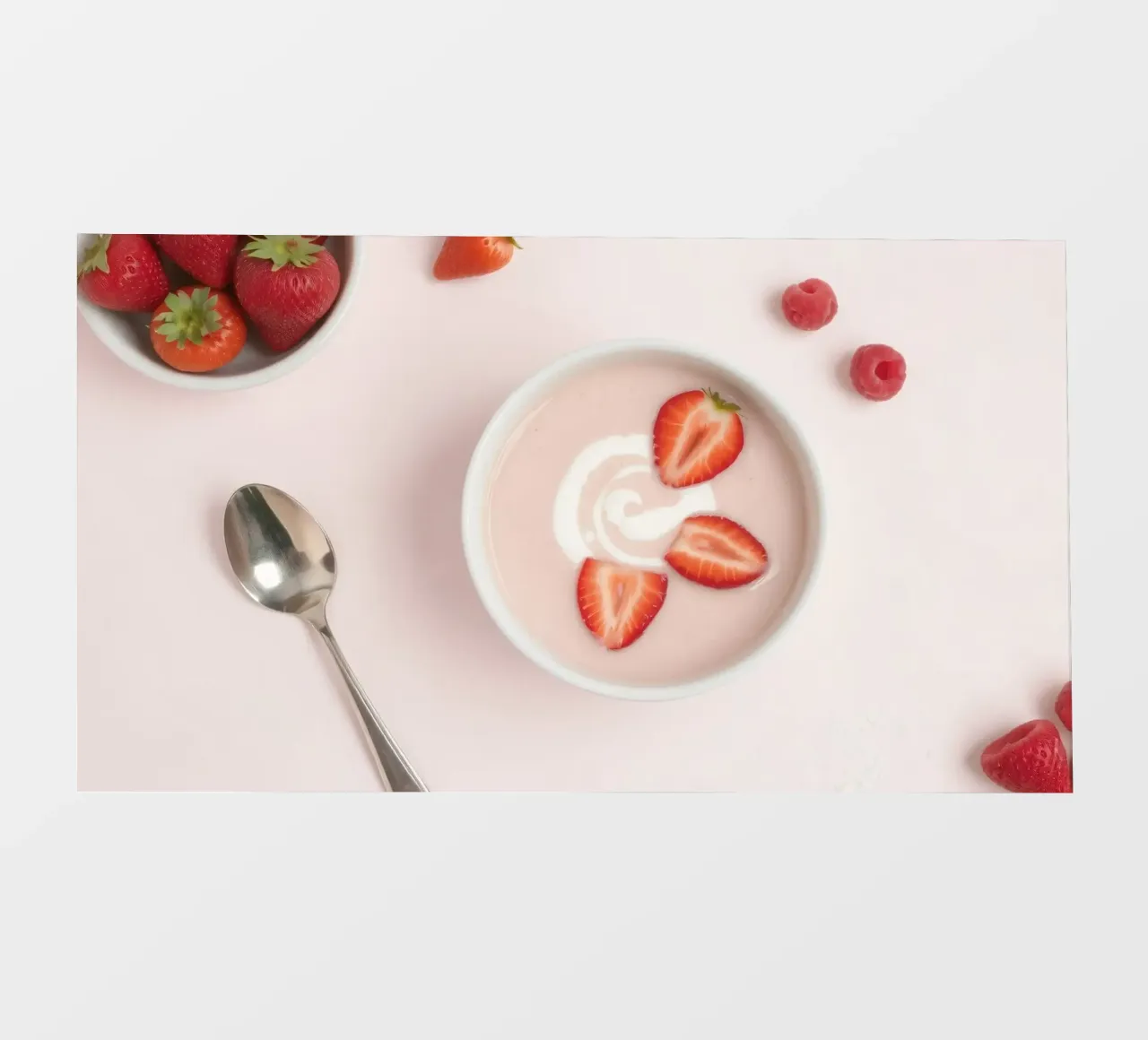 Fragole e lamponi freschi serviti in una ciotola di panna pellicola backlit da DesignDoodle