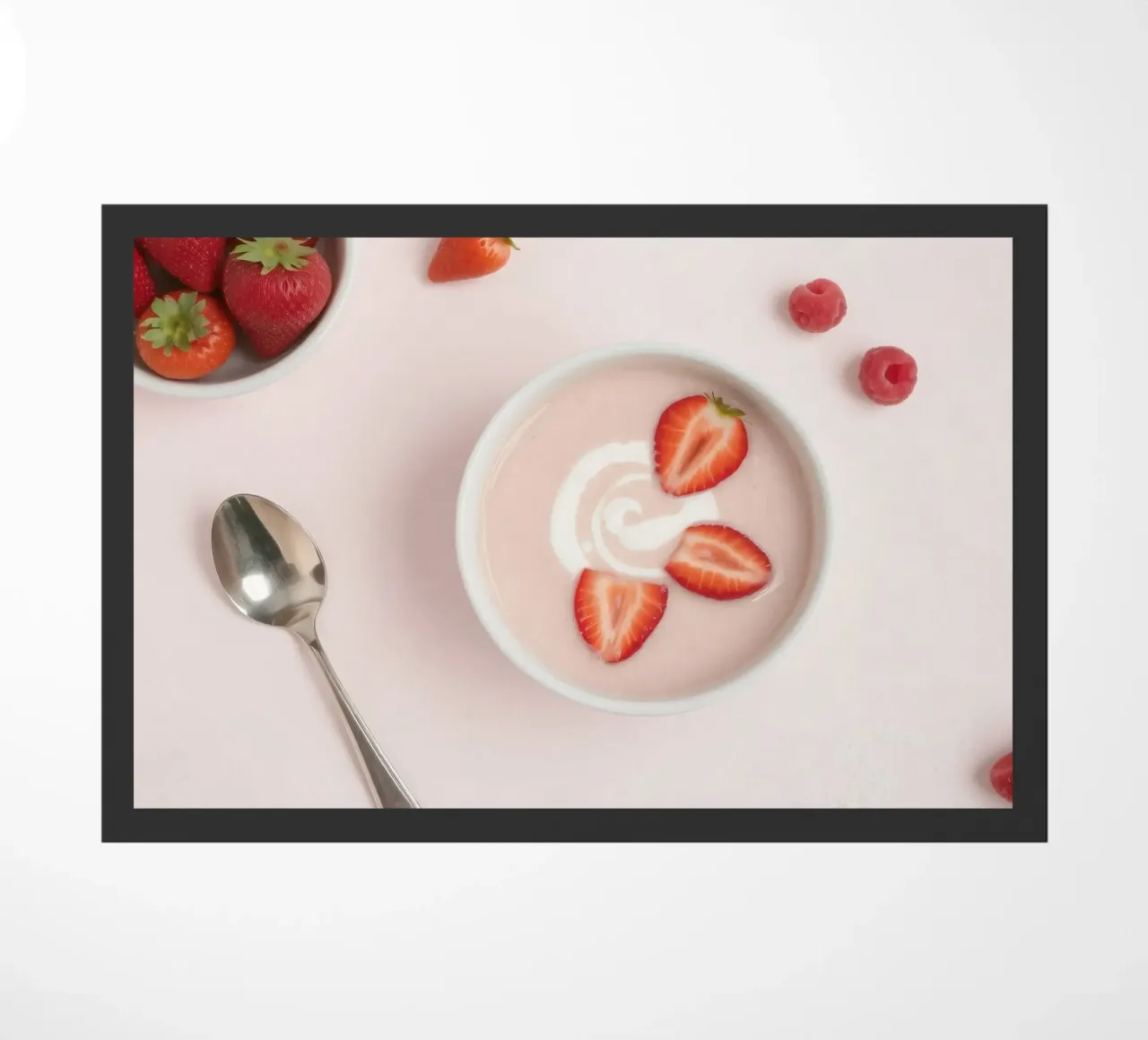 Fragole e lamponi freschi serviti in una ciotola di panna zerbino da DesignDoodle