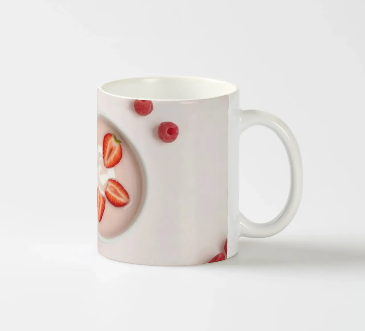 Fragole e lamponi freschi serviti in una ciotola di panna tazza in ceramica da DesignDoodle