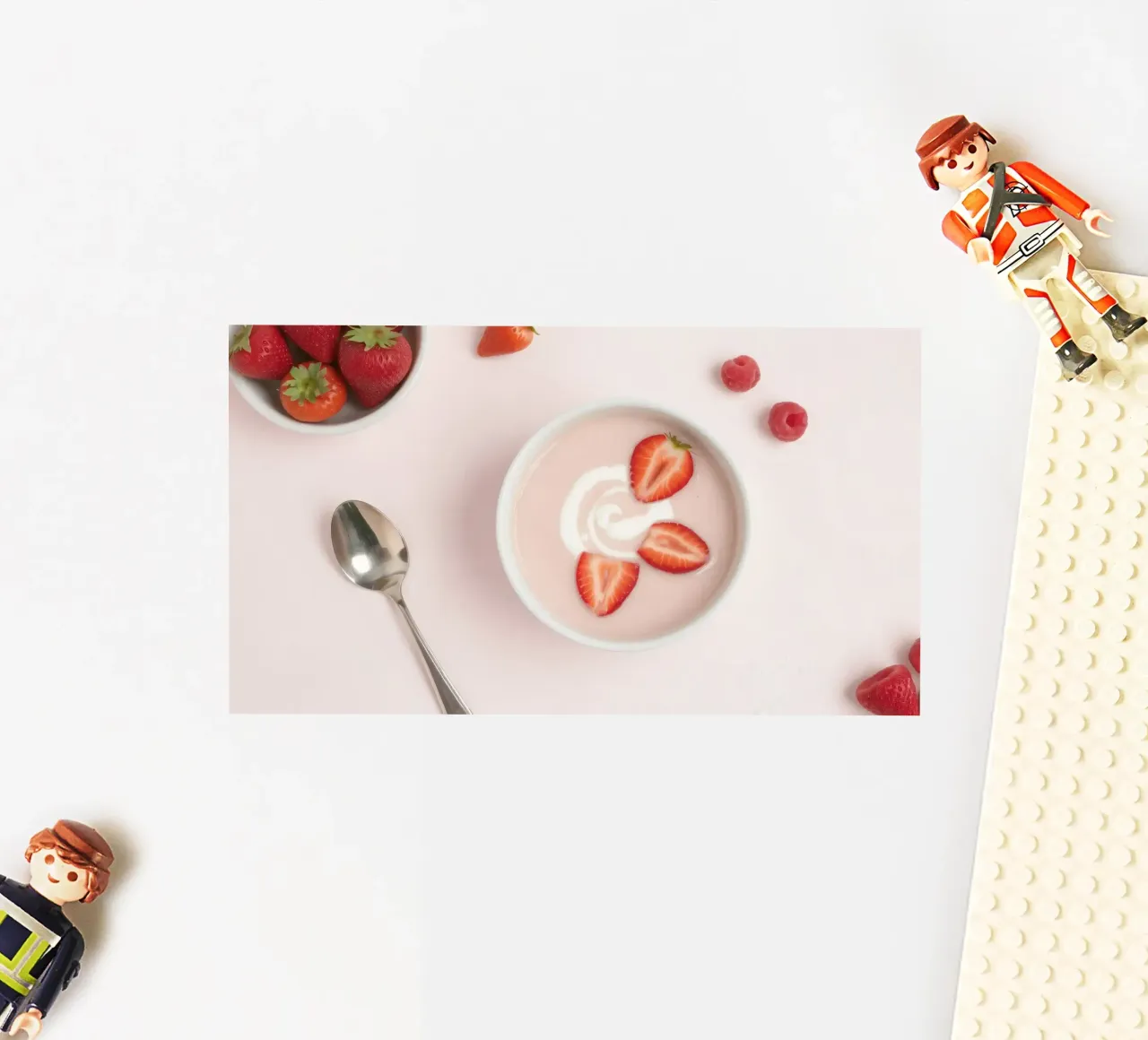 Fragole e lamponi freschi serviti in una ciotola di panna adesivo da DesignDoodle