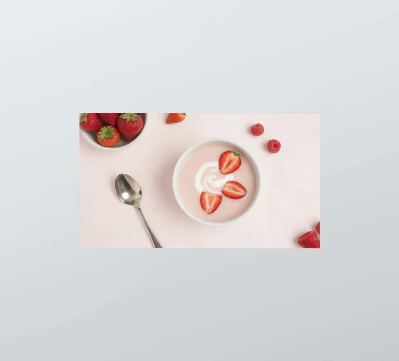Fragole e lamponi freschi serviti in una ciotola di panna adesivo da DesignDoodle