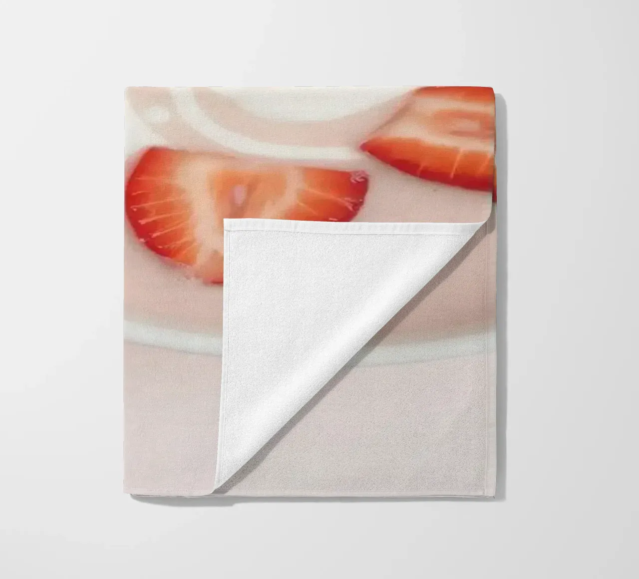 Fragole e lamponi freschi serviti in una ciotola di panna telo mare da DesignDoodle