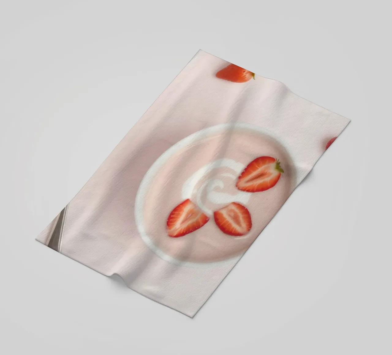 Fragole e lamponi freschi serviti in una ciotola di panna telo mare da DesignDoodle