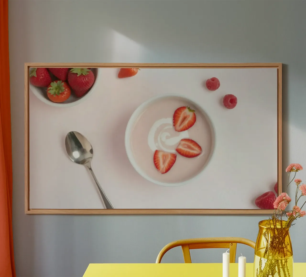 Fragole e lamponi freschi serviti in una ciotola di panna alluminio dibond da DesignDoodle