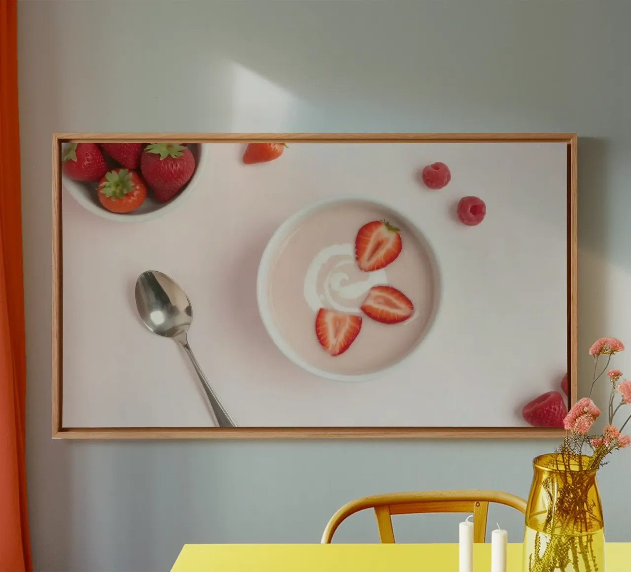 Fragole e lamponi freschi serviti in una ciotola di panna tela da DesignDoodle
