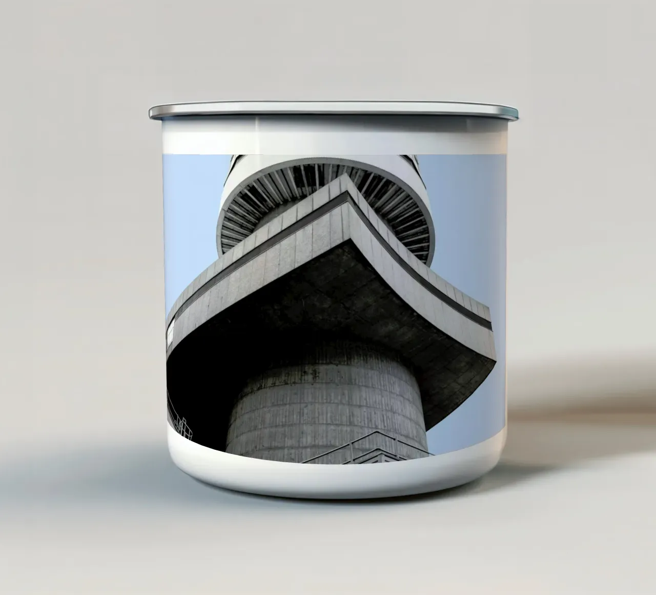 London Bt Tower tazza in smalto da Marc Schulthess