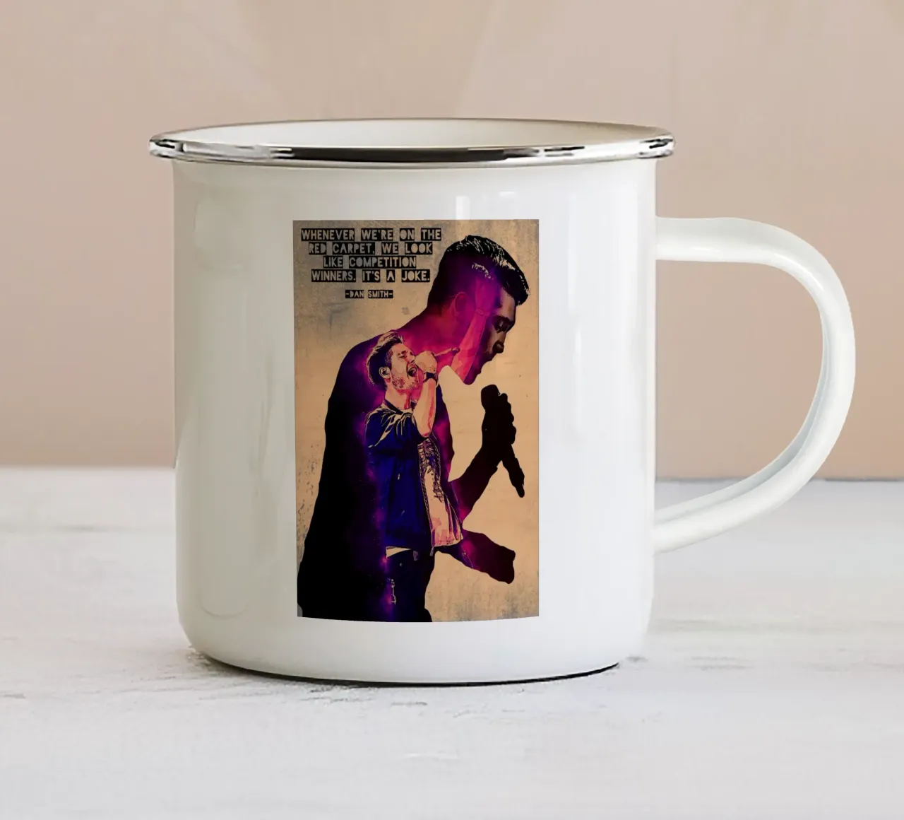 È uno scherzo tazza in smalto da Gunawan Rb