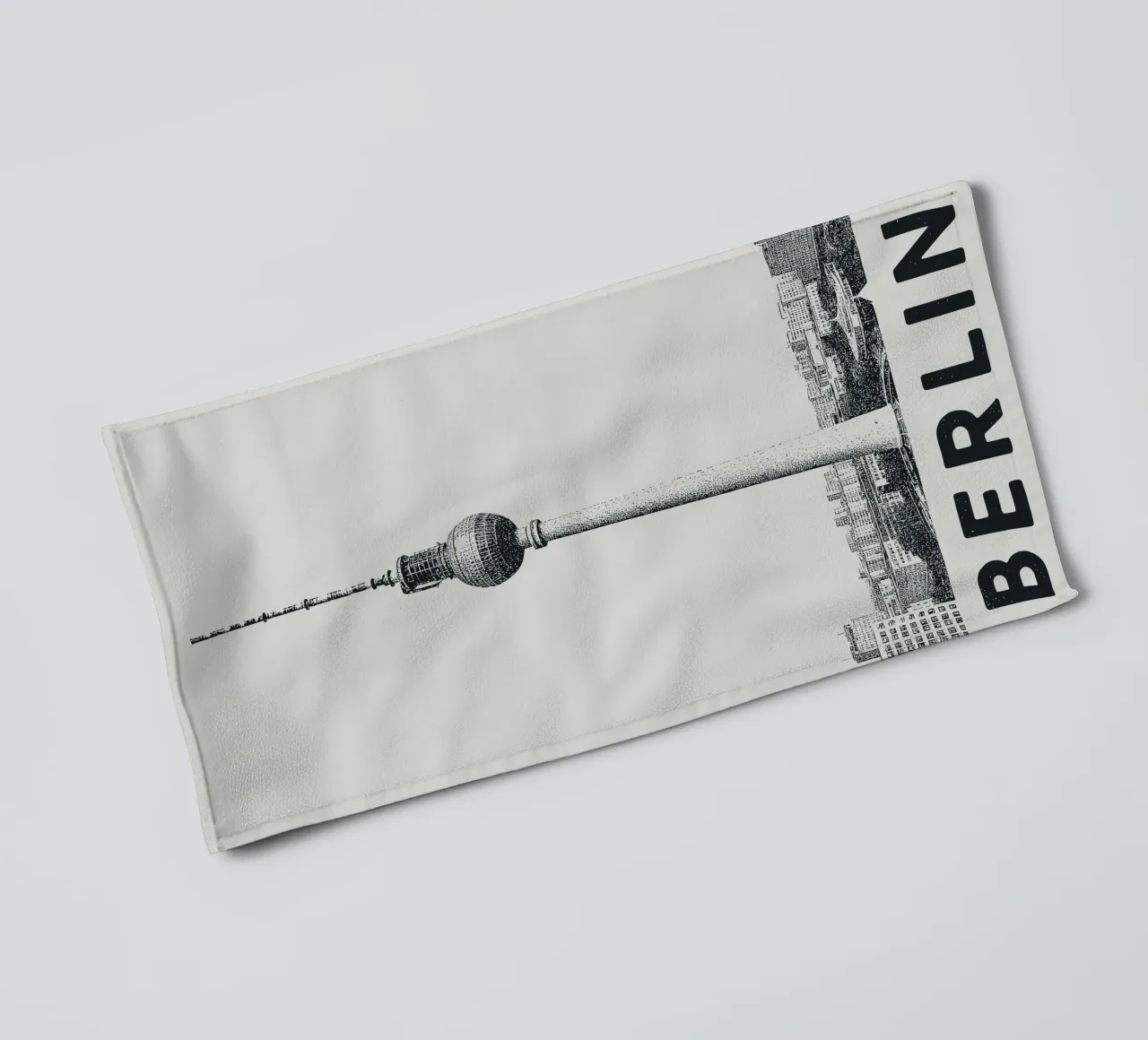 Berlin – Fernsehturm Print Handtuch von Studio Mooodz