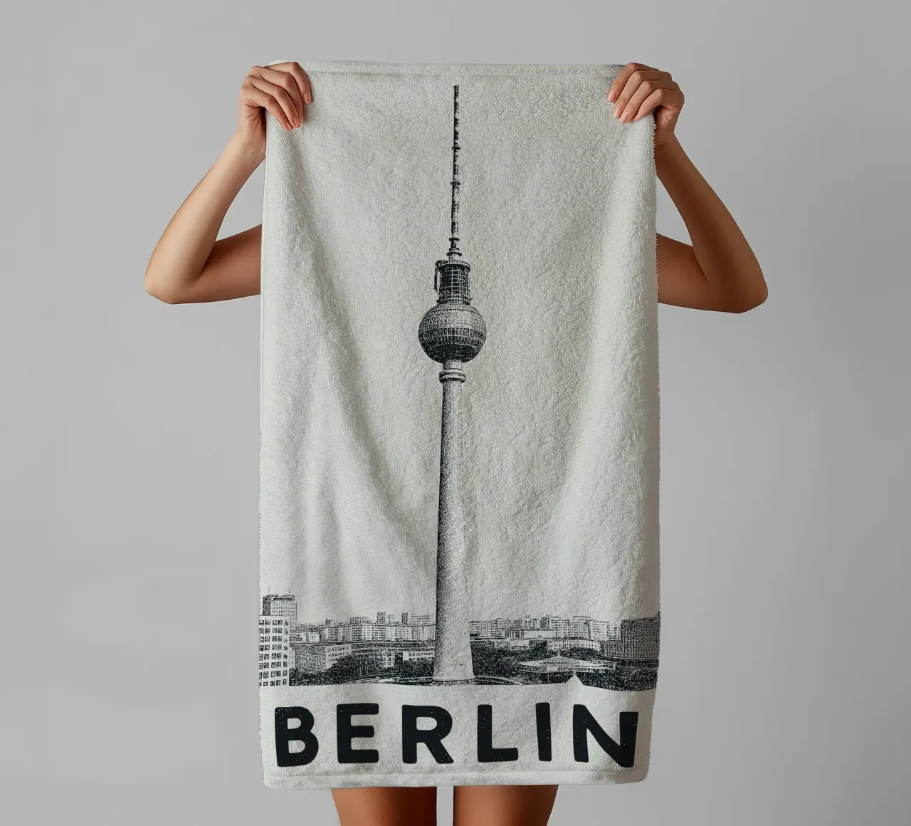 Berlin – Fernsehturm Print Handtuch von Studio Mooodz