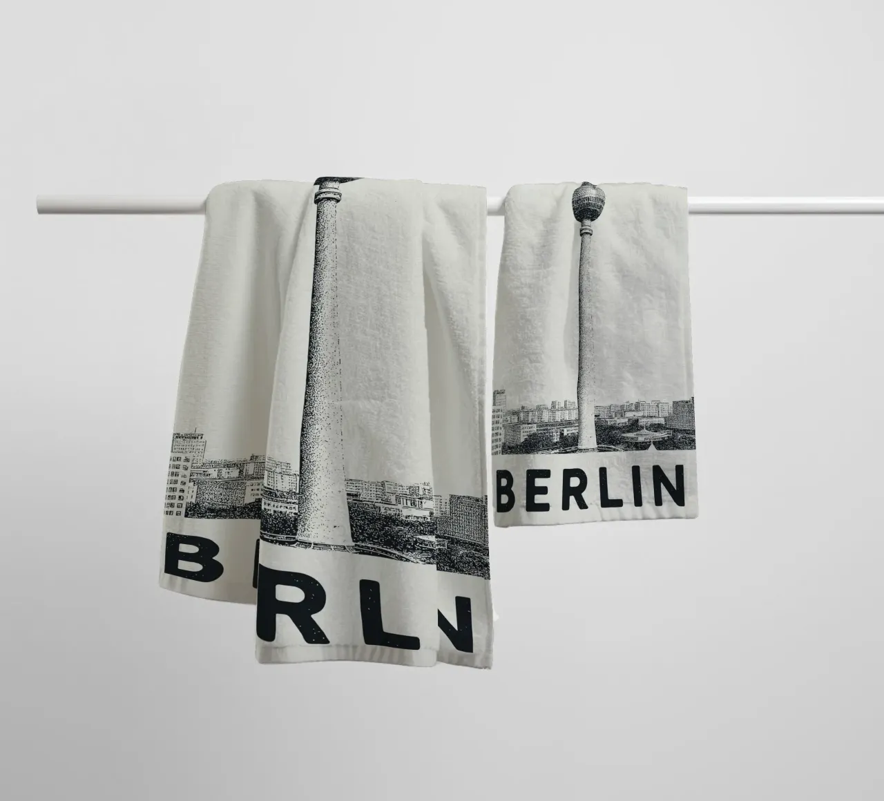 Berlin – Fernsehturm Print Handtuch von Studio Mooodz