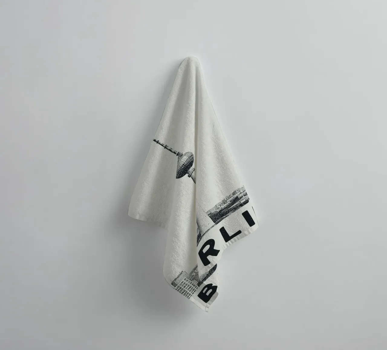 Berlin – Fernsehturm Print Handtuch von Studio Mooodz
