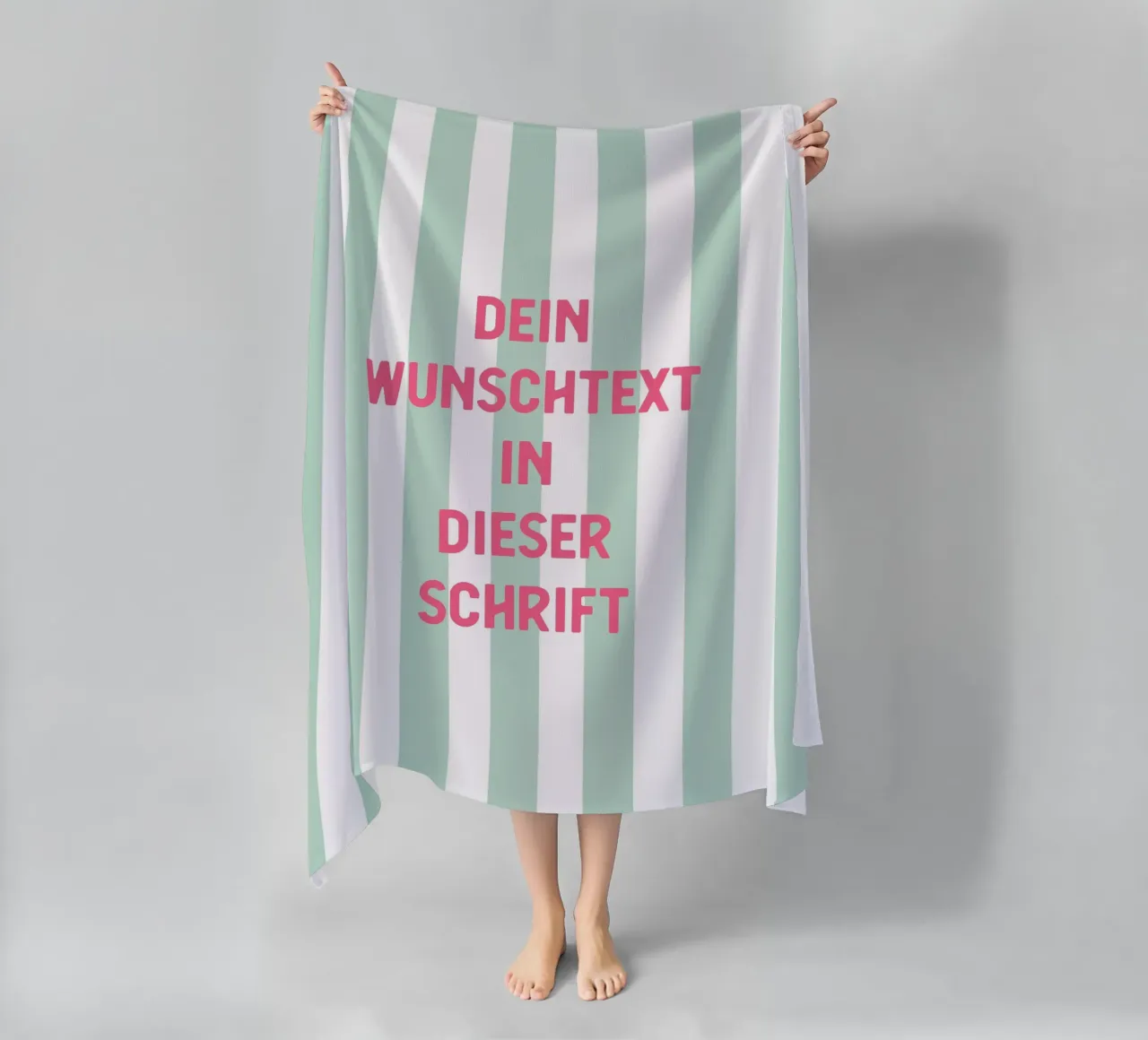 Wunschtext auf grünen Streifen beach towel by WORTSPIEL