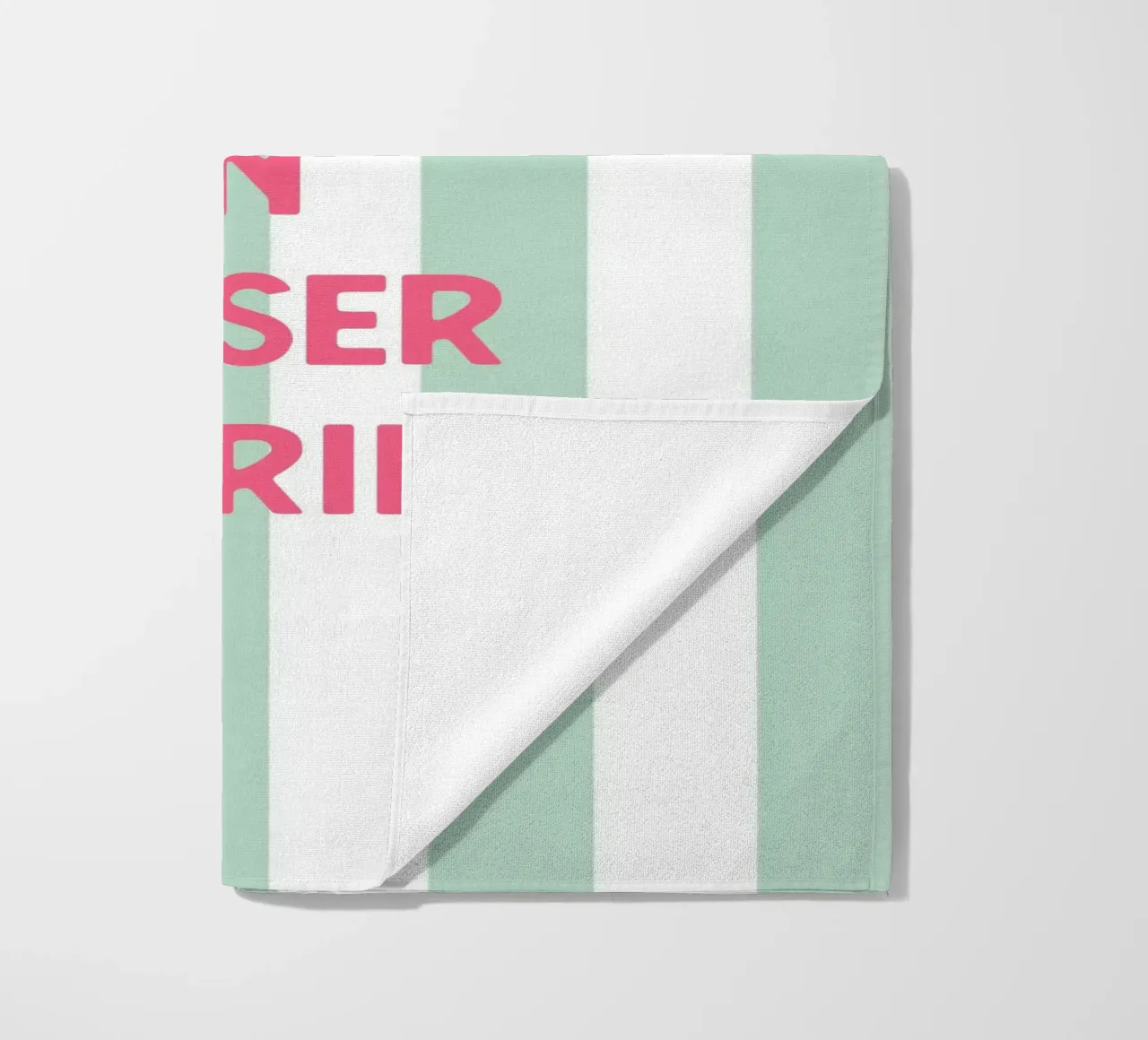 Wunschtext auf grünen Streifen beach towel by WORTSPIEL