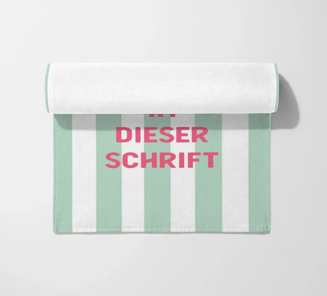 Wunschtext auf grünen Streifen beach towel by WORTSPIEL