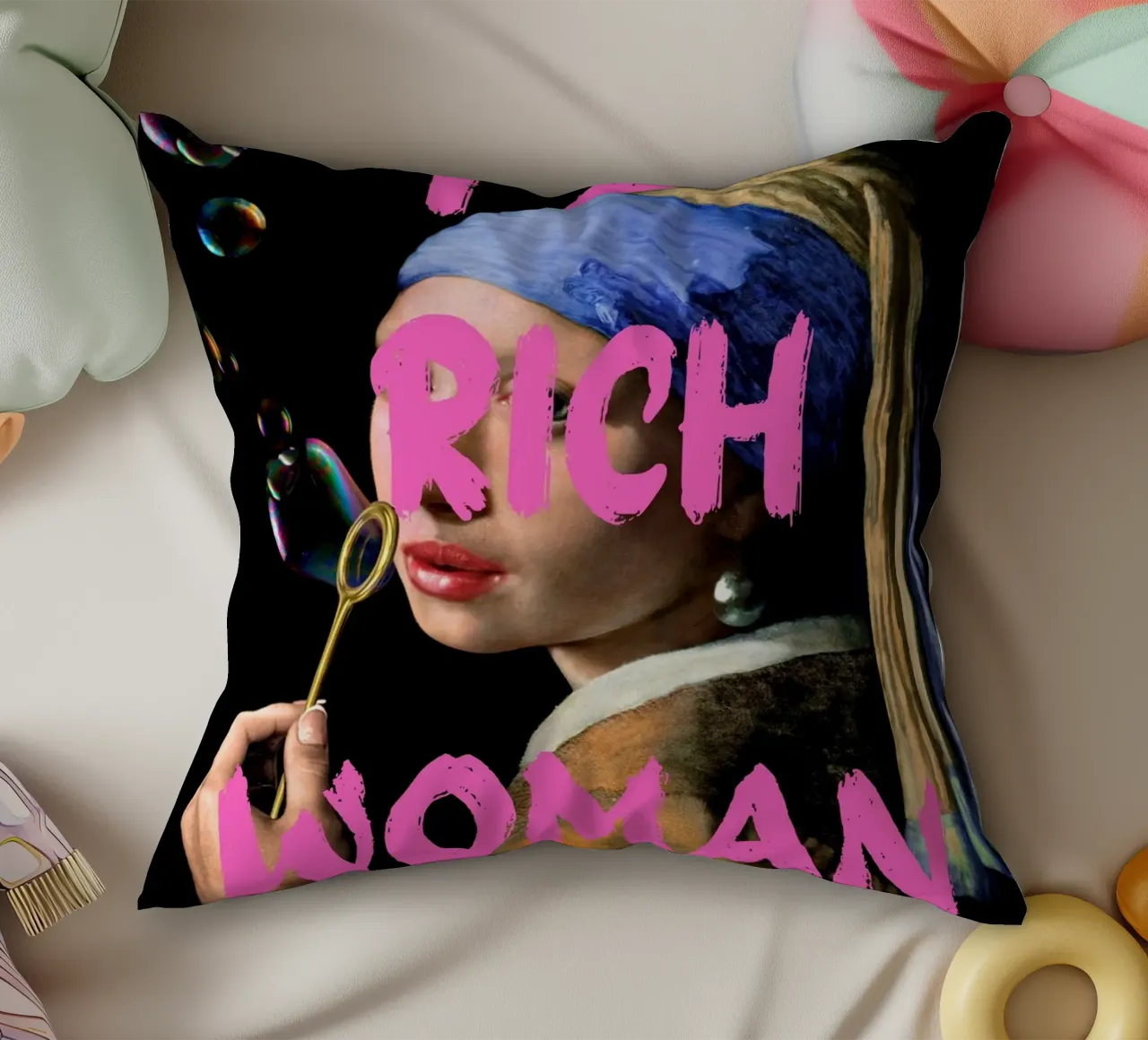 "Donna ricca con perla" - Vermeer Remix, Pop Art, Lusso, Pi cuscino da NorwesClub