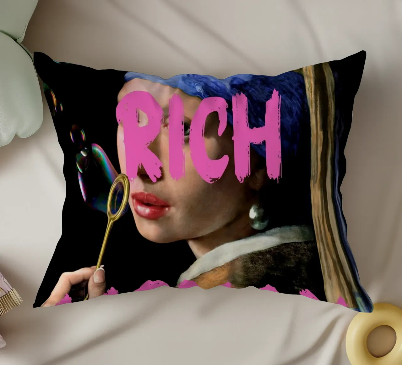 "Donna ricca con perla" - Vermeer Remix, Pop Art, Lusso, Pi cuscino da NorwesClub