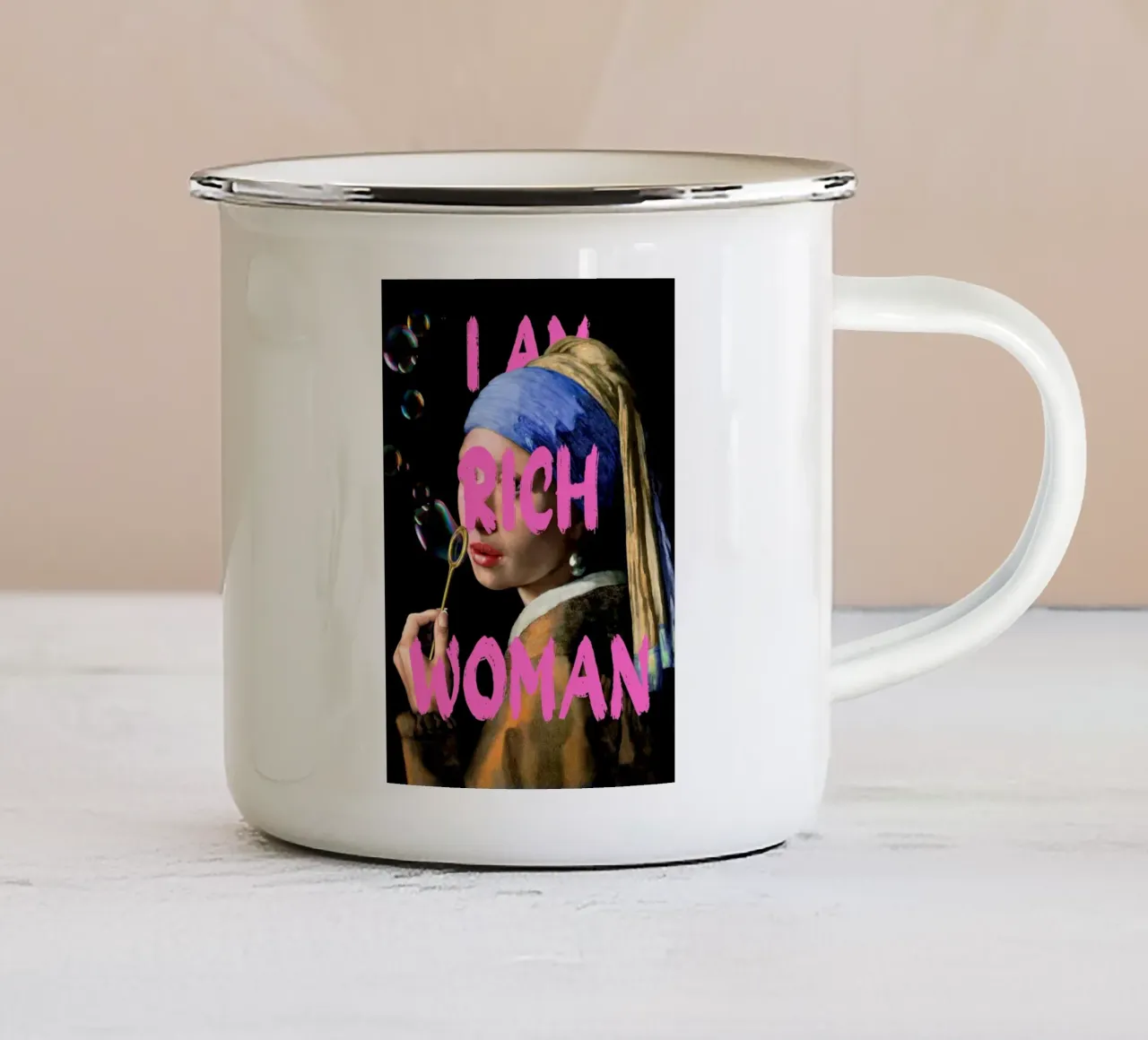 "Donna ricca con perla" - Vermeer Remix, Pop Art, Lusso, Pi tazza in smalto da NorwesClub