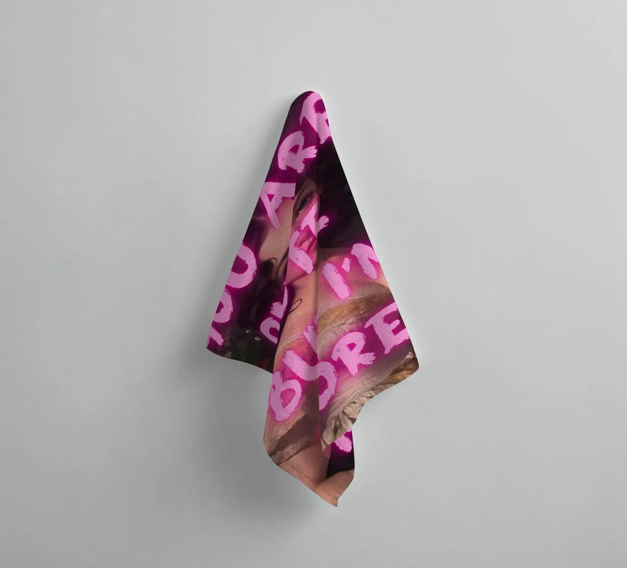 "Cute But More" - Pop Art, Remix classico, Empowerment, Trend asciugamano da bagno da NorwesClub