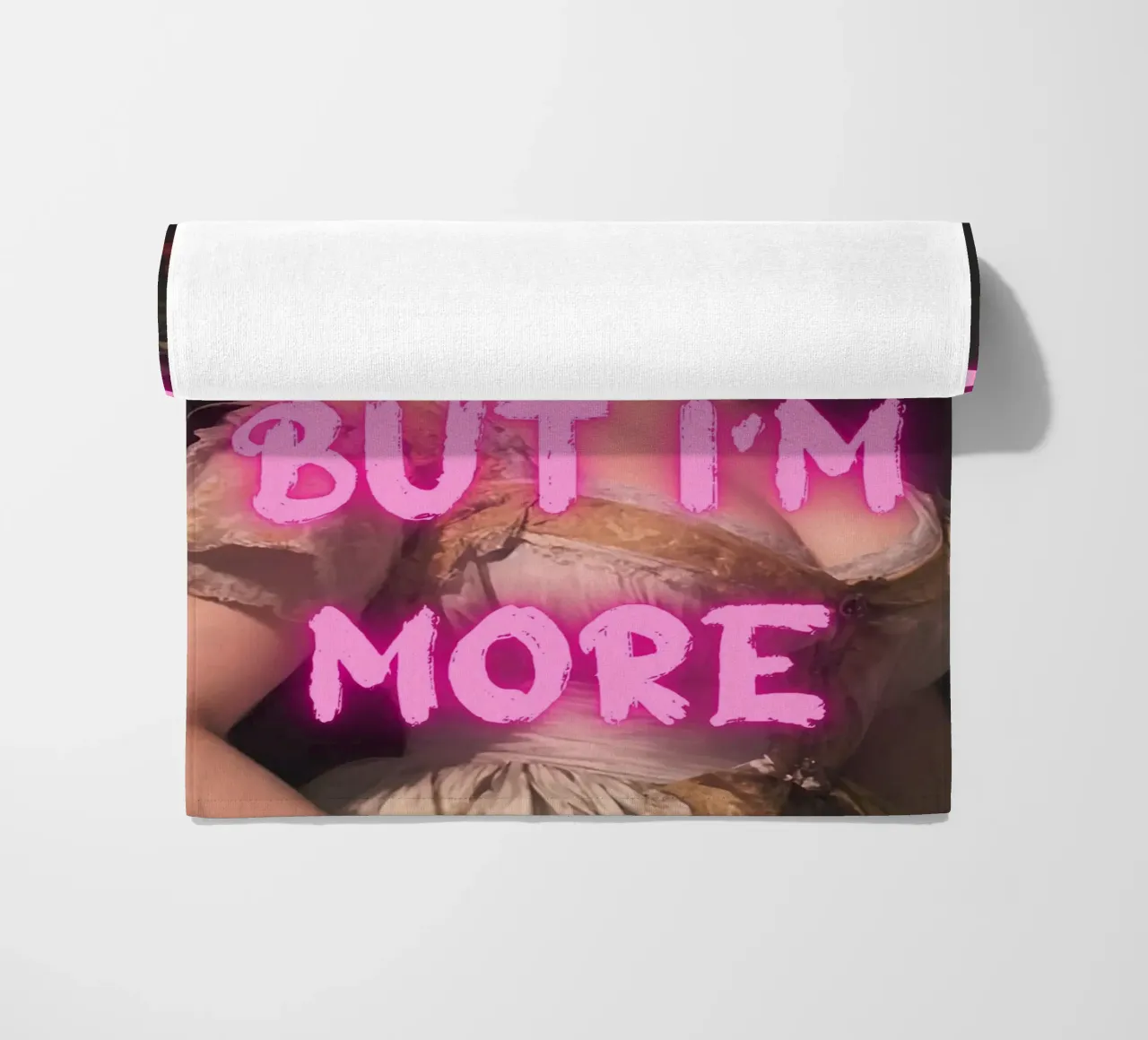 "Cute But More" - Pop Art, Remix classico, Empowerment, Trend telo mare da NorwesClub