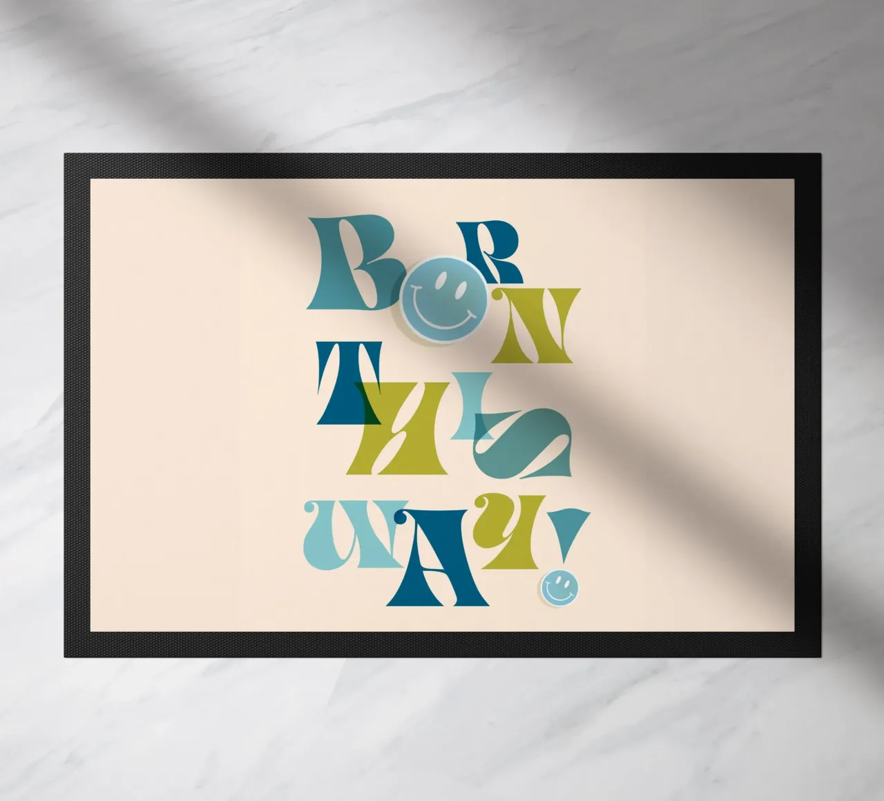 Orgoglio tipografico "BORN THIS WAY" blu e verde zerbino da Dominique Vari Words