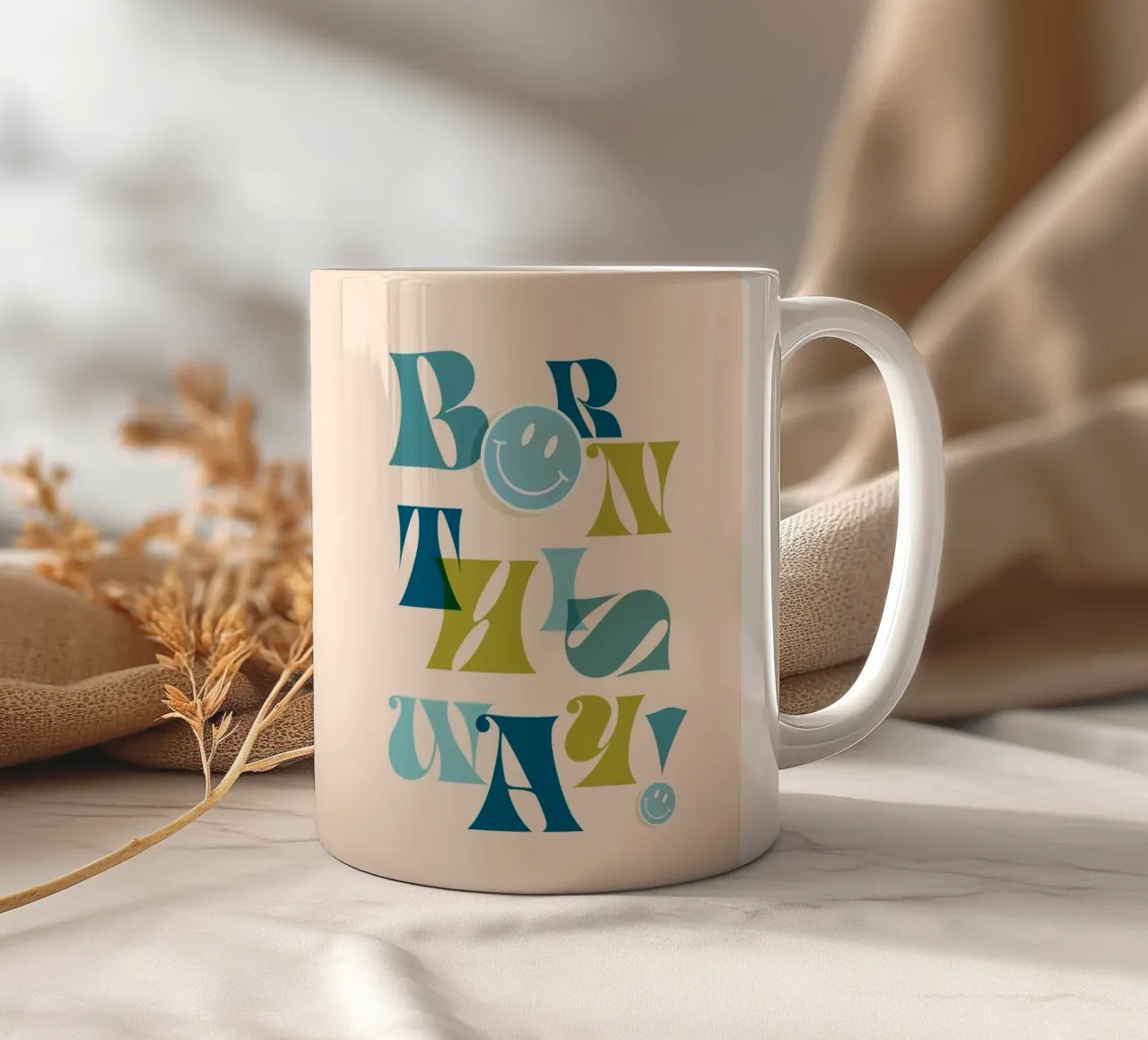 Orgoglio tipografico "BORN THIS WAY" blu e verde tazza in ceramica da Dominique Vari Words