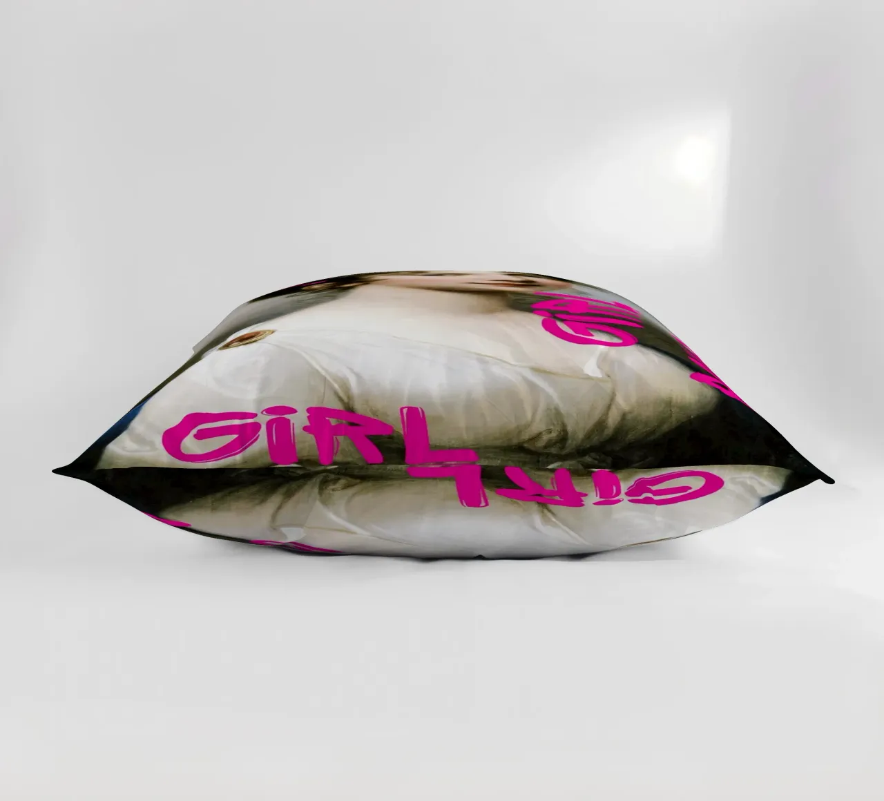 "Girl Power Princess" - Pop Art, Remix classico, Empowerment, cuscino da NorwesClub