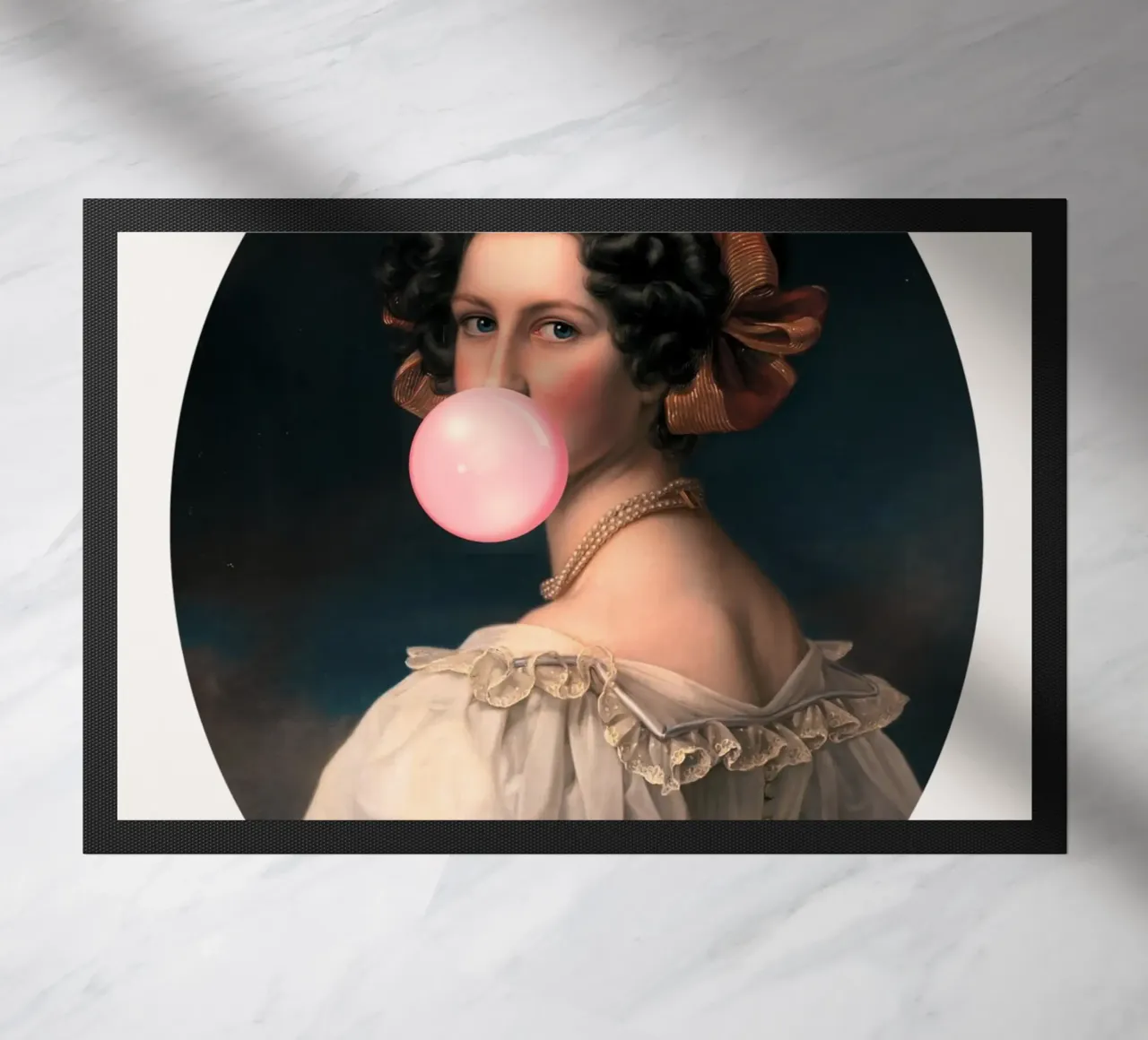 "Bubblegum Elegance" - Remix classico, arte pop, ritratto giocoso. zerbino da NorwesClub